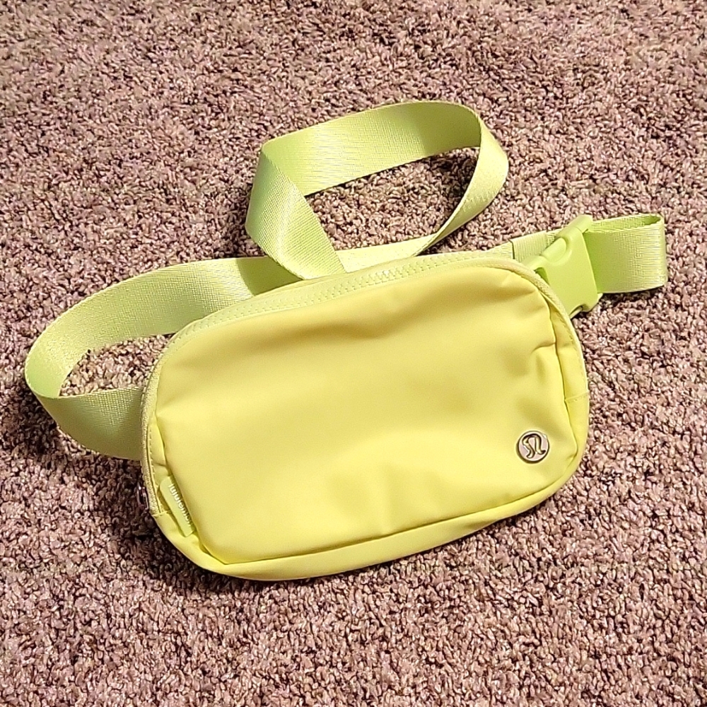 Lululemon everywhere beltbag in faded zap